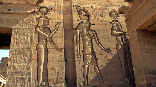 Reliéf bohyně Hathor v egyptském chrámu – symbol radosti, smyslnosti a ženské energie