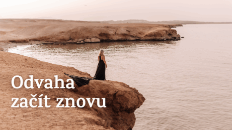 Žena v černých šatech stojící na okraji útesu u moře v Egyptě – symbol odvahy, návratu k sobě a nového začátku