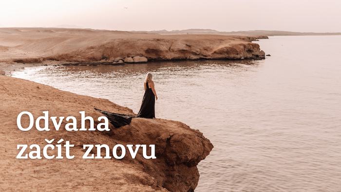 Žena v černých šatech stojící na okraji útesu u moře v Egyptě – symbol odvahy, návratu k sobě a nového začátku