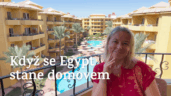 Lucie na balkoně s výhledem na bazén v Egyptě, začátek nového domova