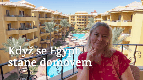 Lucie na balkoně s výhledem na bazén v Egyptě, začátek nového domova
