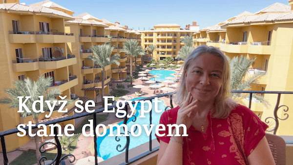 Lucie na balkoně s výhledem na bazén v Egyptě, začátek nového domova