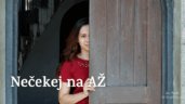 Žena v červených šatech vychází ze starých dřevěných dveří, polovina její tváře je ještě skrytá – symbolizuje odvahu opustit stagnaci a vykročit do nového začátku.