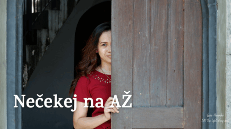Žena v červených šatech vychází ze starých dřevěných dveří, polovina její tváře je ještě skrytá – symbolizuje odvahu opustit stagnaci a vykročit do nového začátku.