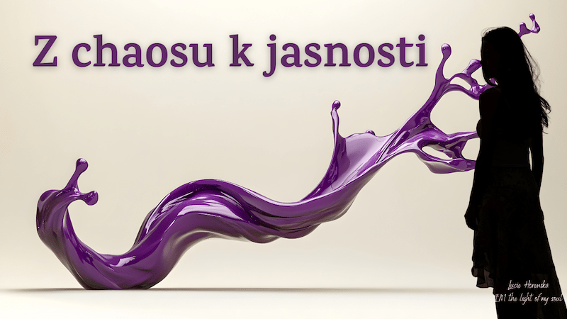 Silueta ženy stojící před proudem fialové energie symbolizující transformaci z chaosu k vnitřní jasnosti. Umělecký vizuál s nápisem „Z chaosu k jasnosti“ a podpisem Lucie Horenská, I’M the light of my soul.