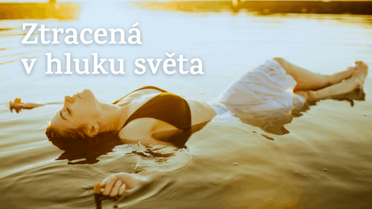 Žena v klidu leží na hladině vody při západu slunce, s očima zavřenýma a uvolněným tělem – symbolizuje zastavení uprostřed vnějšího hluku a návrat k sobě.