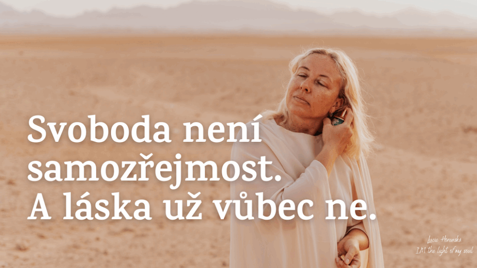 Žena stojící v egyptské poušti v klidném zastavení, symbol svobody, lásky a návratu k sobě