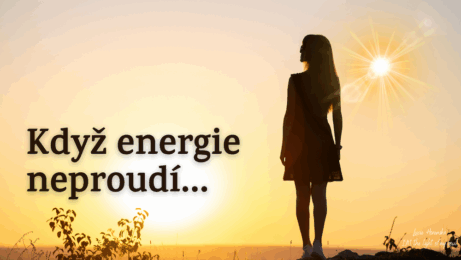 Silueta ženy stojící v paprscích zapadajícího slunce symbolizuje okamžik zastavení, kdy se energie znovu učí proudit. Vnitřní klid, dech a návrat k sobě.