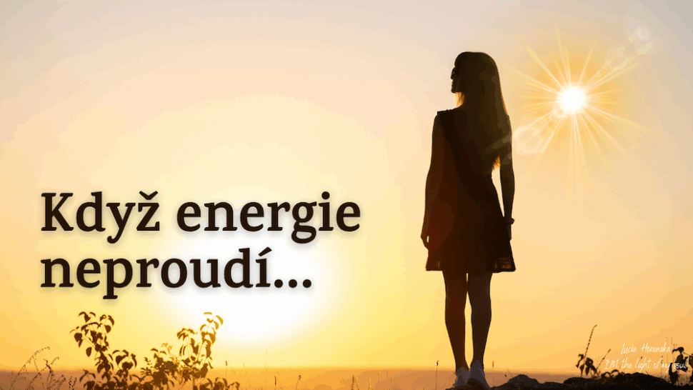 Silueta ženy stojící v paprscích zapadajícího slunce symbolizuje okamžik zastavení, kdy se energie znovu učí proudit. Vnitřní klid, dech a návrat k sobě.
