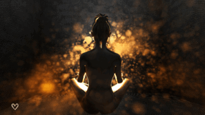 Žena sedící v meditaci, obklopená zlatavým světlem symbolizujícím proudění energie a vnitřní sílu.