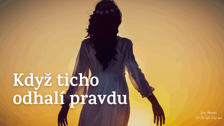 Silueta ženy v bílých šatech při západu slunce, symbolizující zastavení, vnitřní klid a okamžik pravdy. V pozadí zlatavé egyptské světlo. Text na obrázku: „Když ticho odhalí pravdu“.