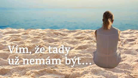 Žena sedící o samotě na pláži při západu slunce, dívající se do dálky – symbol vnitřního volání ke změně.