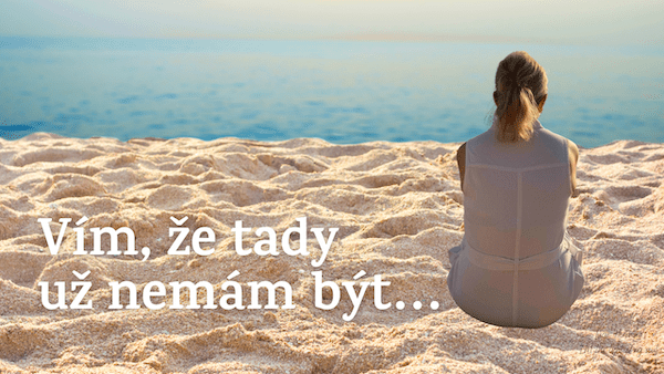 Žena sedící o samotě na pláži při západu slunce, dívající se do dálky – symbol vnitřního volání ke změně.