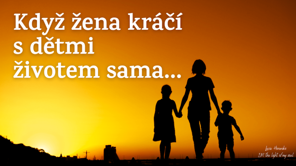 Žena kráčí životem sama s dětmi