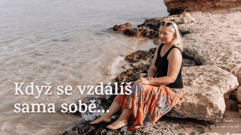 Žena sedící u moře v tichu a přítomnosti, návrat k sobě