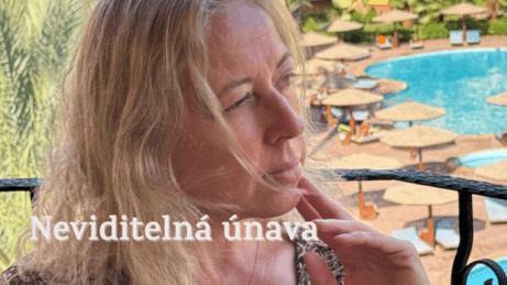 Žena v&nbsp;tichém zamyšlení sedí na&nbsp;balkoně a&nbsp;dívá se do&nbsp;dálky, v&nbsp;pozadí je bazén a&nbsp;slunečníky, obraz vyjadřuje pocit neviditelné únavy a&nbsp;vnitřního zastavení.